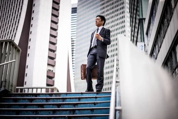 Momentos de hombre de negocios senior en las calles de Tokio — Foto de Stock