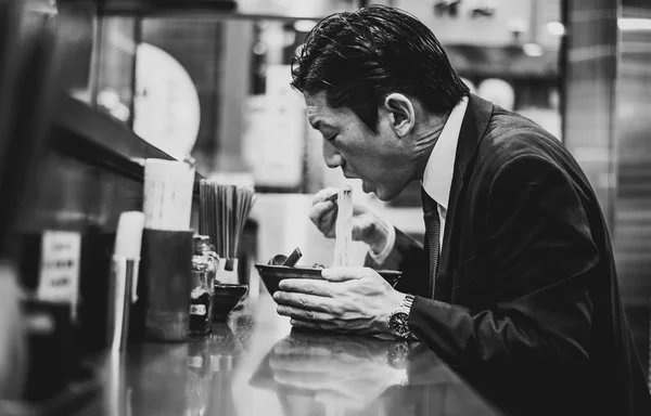 Vezető üzleti férfi pillanatok a Tokió utcáin — Stock Fotó