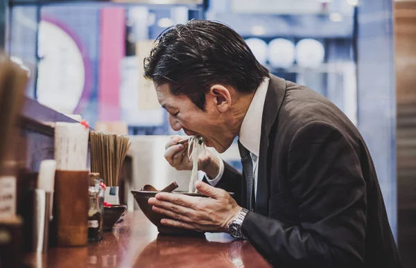 Senior business man momenten op de straten van Tokyo — Stockfoto