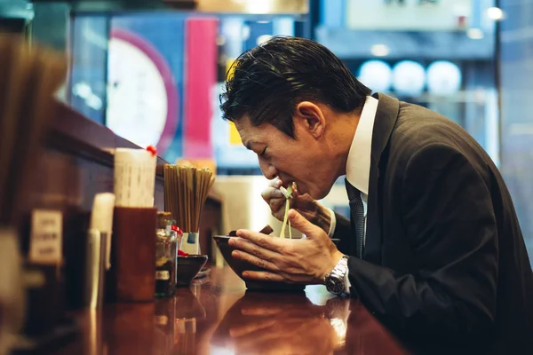 Momenti da uomo d'affari senior per le strade di Tokyo — Foto Stock