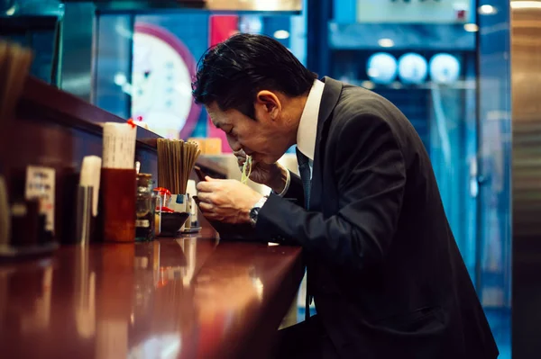 Des moments d'hommes d'affaires seniors dans les rues de Tokyo — Photo