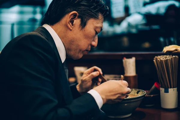 Ανώτερος επιχείρηση άνθρωπος στιγμές στους δρόμους του Τόκιο — Φωτογραφία Αρχείου