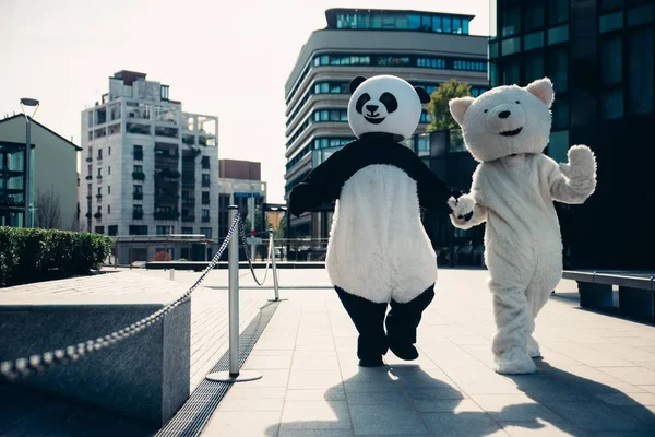 Panda e ursinho de pelúcia se divertindo pela cidade — Fotografia de Stock