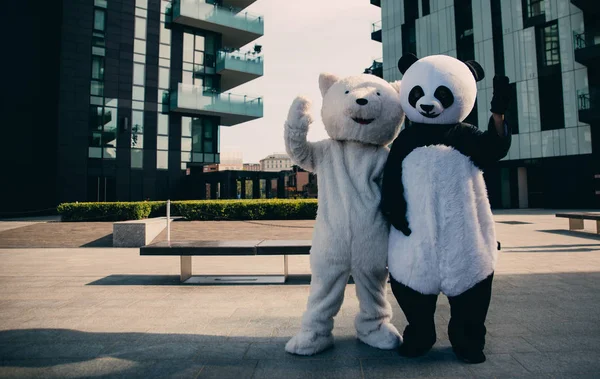 Panda et ours en peluche s'amusent autour de la ville — Photo