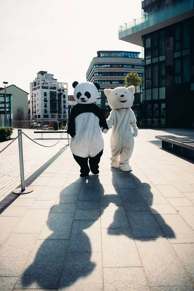 Panda a Medvídek baví po celém městě — Stock fotografie