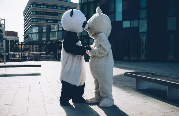 Panda och Nalle ha roligt runt staden — Stockfoto