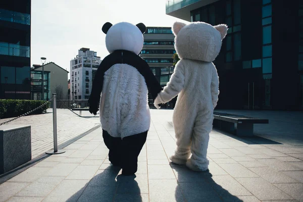 Panda i Miś zabawy wokół miasta — Zdjęcie stockowe