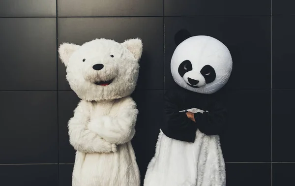 Panda and teddy bear having fun around the city — Stock Photo, Image