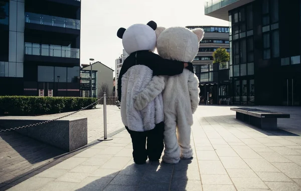 Panda and teddy bear having fun around the city — Stock Photo, Image