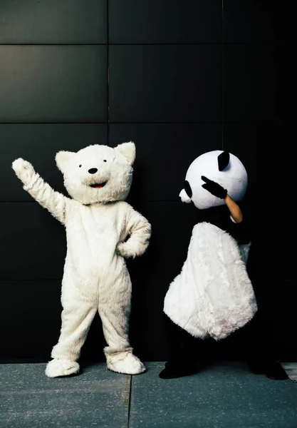 熊猫和泰迪熊在城市周围玩得开心 — 图库照片