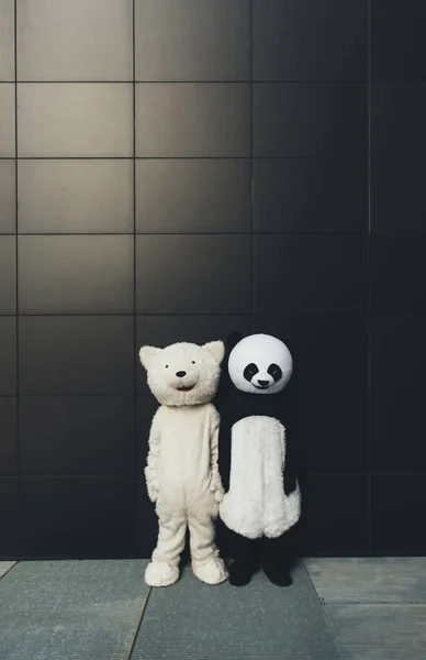 熊猫和泰迪熊在城市周围玩得开心 — 图库照片
