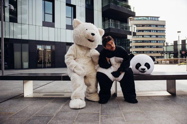 पांडा आणि टेडी अस्वल शहर सुमारे मजा येत — स्टॉक फोटो, इमेज