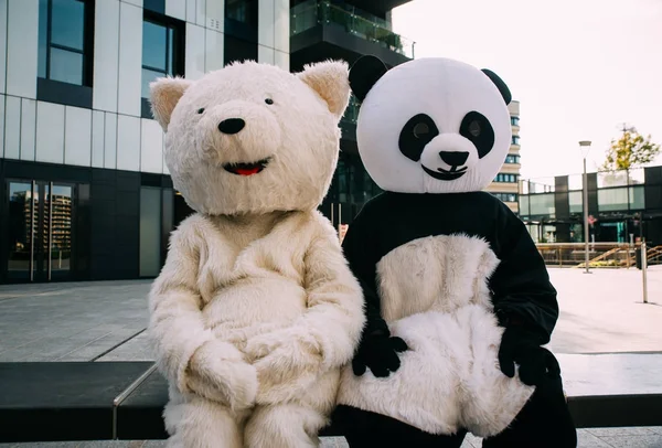Panda și ursuleț se distrează în jurul orașului — Fotografie, imagine de stoc