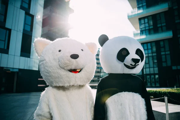Panda et ours en peluche s'amusent autour de la ville — Photo