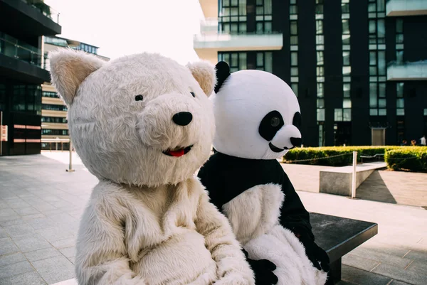 Panda and teddy bear having fun around the city — Stock Photo, Image