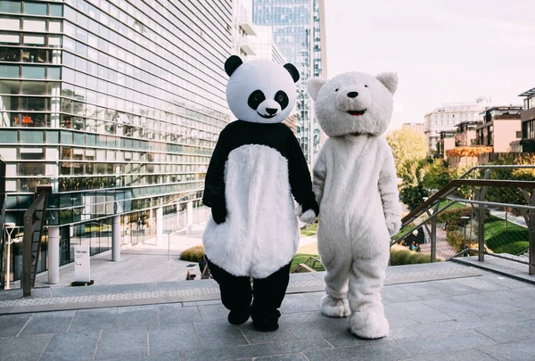 Panda und Teddybär vergnügen sich in der Stadt — Stockfoto