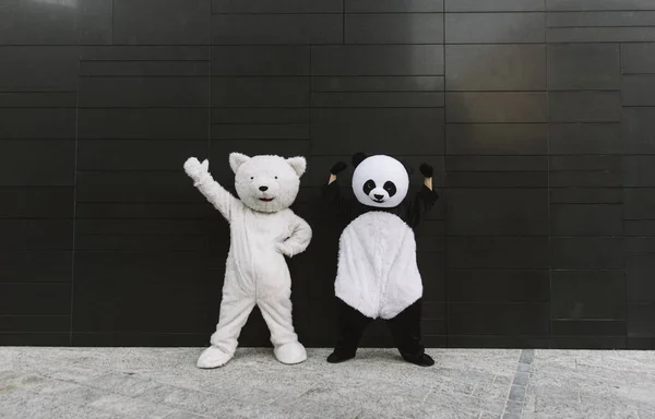 Panda y osito de peluche se divierten por la ciudad — Foto de Stock