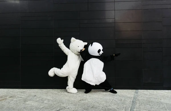पांडा आणि टेडी अस्वल शहर सुमारे मजा येत — स्टॉक फोटो, इमेज