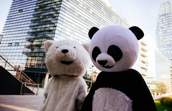 पांडा और टेडी भालू शहर के आसपास मज़ा कर रहा है — स्टॉक फ़ोटो, इमेज
