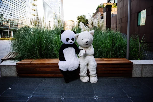 Panda și ursuleț se distrează în jurul orașului — Fotografie, imagine de stoc