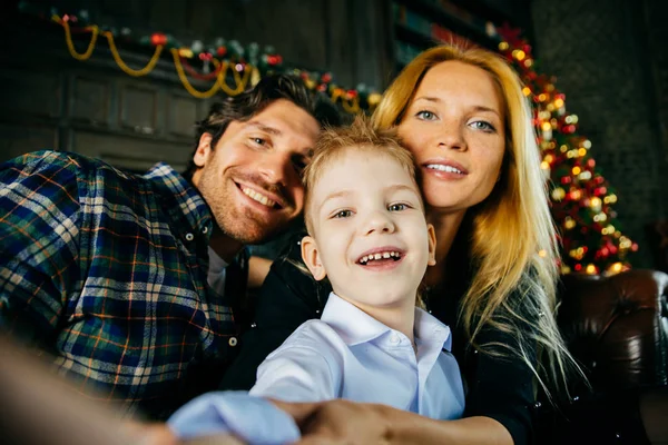 Portrait de famille. Parents et fils passent du temps ensemble — Photo