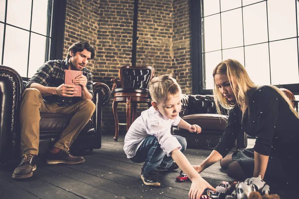 Retrato de casa familiar. Padres e hijo pasando tiempo juntos —  Fotos de Stock