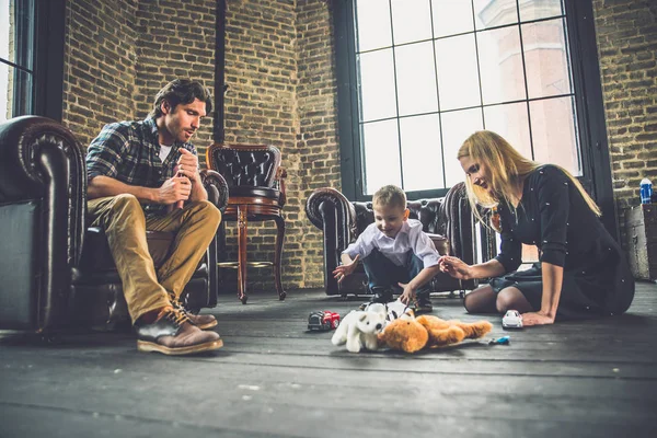 Familienporträt. Eltern und Sohn verbringen Zeit miteinander — Stockfoto