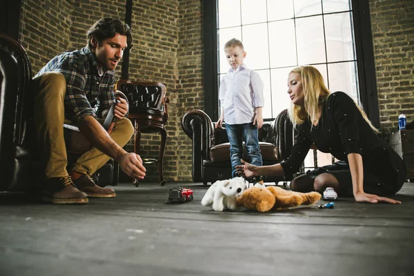 Retrato de casa familiar. Padres e hijo pasando tiempo juntos —  Fotos de Stock