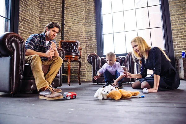 Retrato de casa familiar. Padres e hijo pasando tiempo juntos —  Fotos de Stock