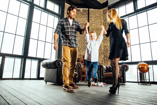 Retrato de casa familiar. Padres e hijo pasando tiempo juntos — Foto de Stock