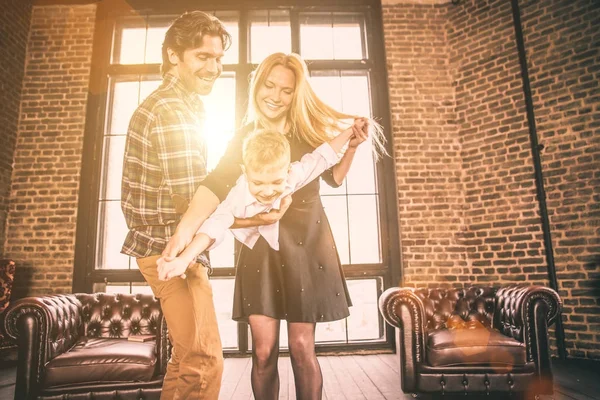 Retrato de casa familiar. Padres e hijo pasando tiempo juntos — Foto de Stock