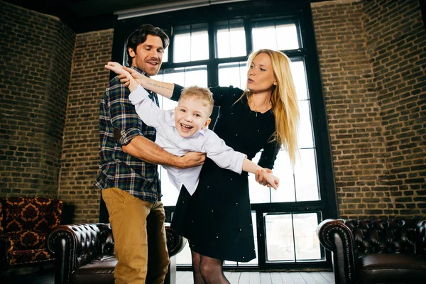 Retrato de casa familiar. Padres e hijo pasando tiempo juntos — Foto de Stock