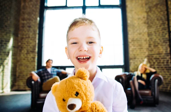 Huis familieportret. Ouders en zoon tijd samen doorbrengen — Stockfoto