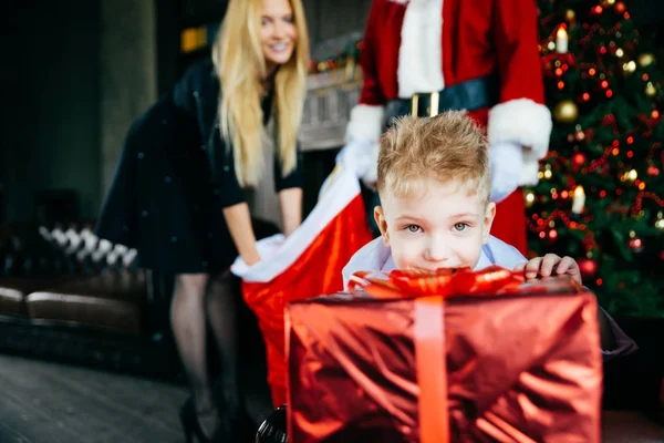 Ritratto di famiglia. Genitori e figlio trascorrere del tempo insieme a — Foto Stock