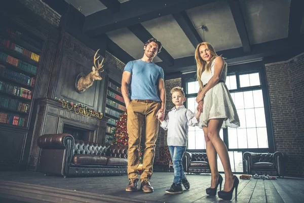 Retrato de casa familiar. Padres e hijo pasando tiempo juntos —  Fotos de Stock