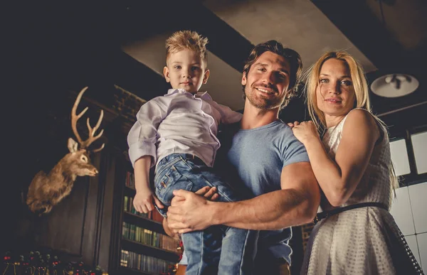 Retrato de casa familiar. Padres e hijo pasando tiempo juntos —  Fotos de Stock