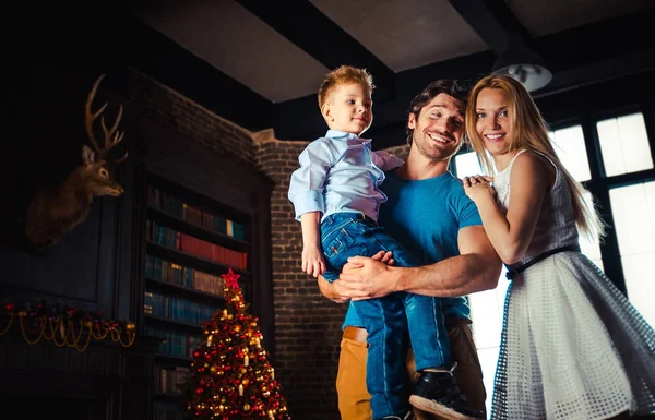 家族家庭の肖像画。両親と息子が一緒に時間を過ごす — ストック写真
