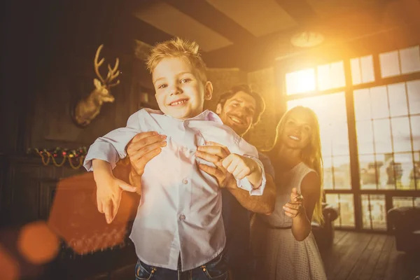 가족 홈 초상화입니다. 부모와 함께 시간을 보내고 아들 — 스톡 사진