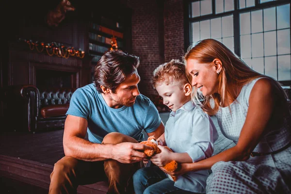 Retrato de casa familiar. Padres e hijo pasando tiempo juntos —  Fotos de Stock