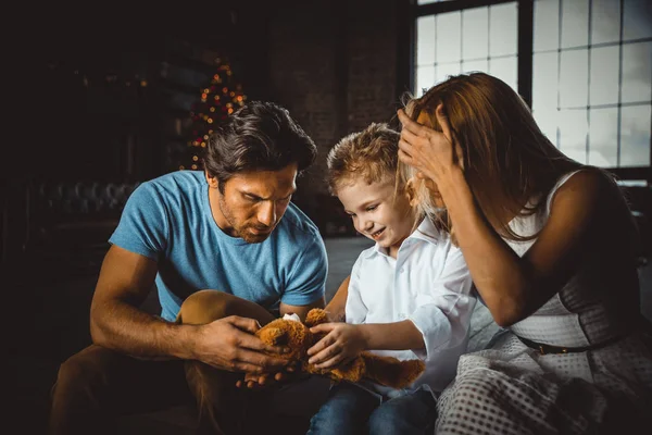 家族家庭の肖像画。両親と息子が一緒に時間を過ごす — ストック写真