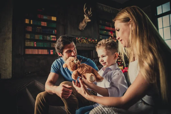 Retrato de casa familiar. Padres e hijo pasando tiempo juntos —  Fotos de Stock