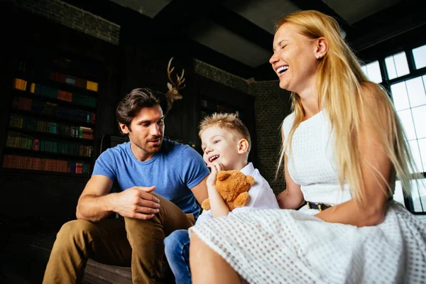 Retrato de casa familiar. Padres e hijo pasando tiempo juntos —  Fotos de Stock