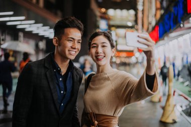 Genç Japon harcama zaman birlikte Tokyo'da Çift