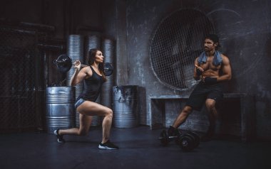 Gençler grungy spor salonunda fonksiyonel eğitim yapma