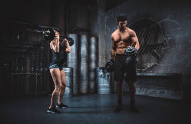 Gençler grungy spor salonunda fonksiyonel eğitim yapma