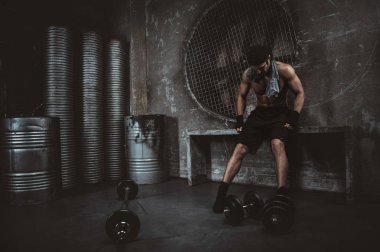 Gençler grungy spor salonunda fonksiyonel eğitim yapma