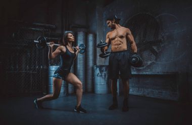 Gençler grungy spor salonunda fonksiyonel eğitim yapma