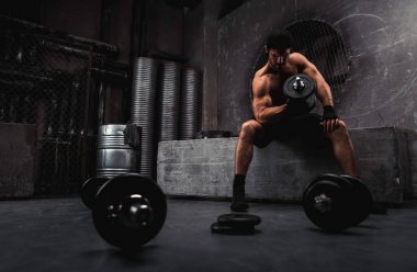 Gençler grungy spor salonunda fonksiyonel eğitim yapma