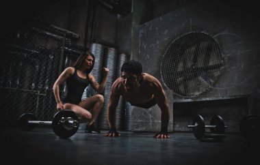 Gençler grungy spor salonunda fonksiyonel eğitim yapma