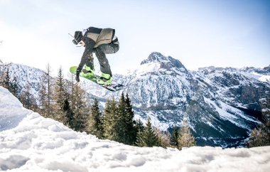 Kar üzerinde hileler yapmak Snoboarder